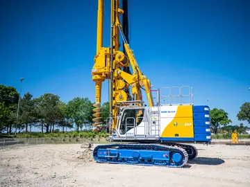 Bauer drilling rigs with H-kinematics are characterized by short loading and setup times.