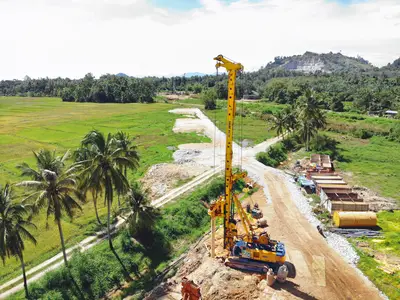 Ausbau des Schienennetzes in Malaysia - ein BAUER BG 36 Drehbohrgerät bei Bohrarbeiten für das Projekt Kelantan East Coast Rail Link (ECRL) 